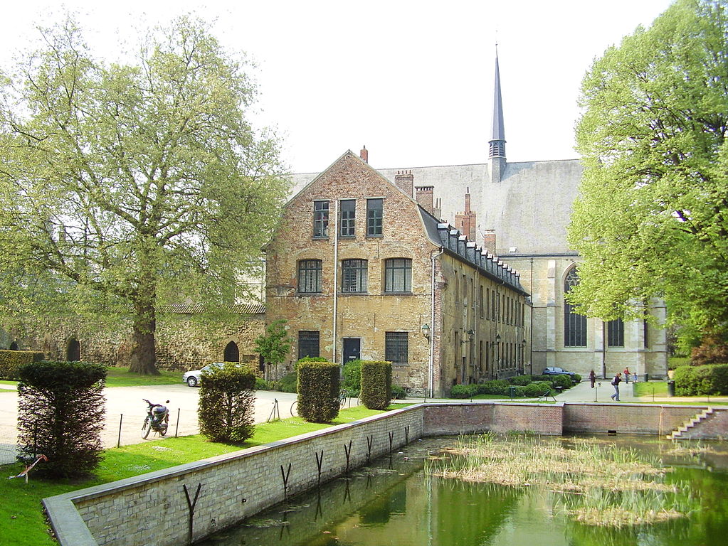 現在はアートスクール、13世紀から残るカンブル修道院へ