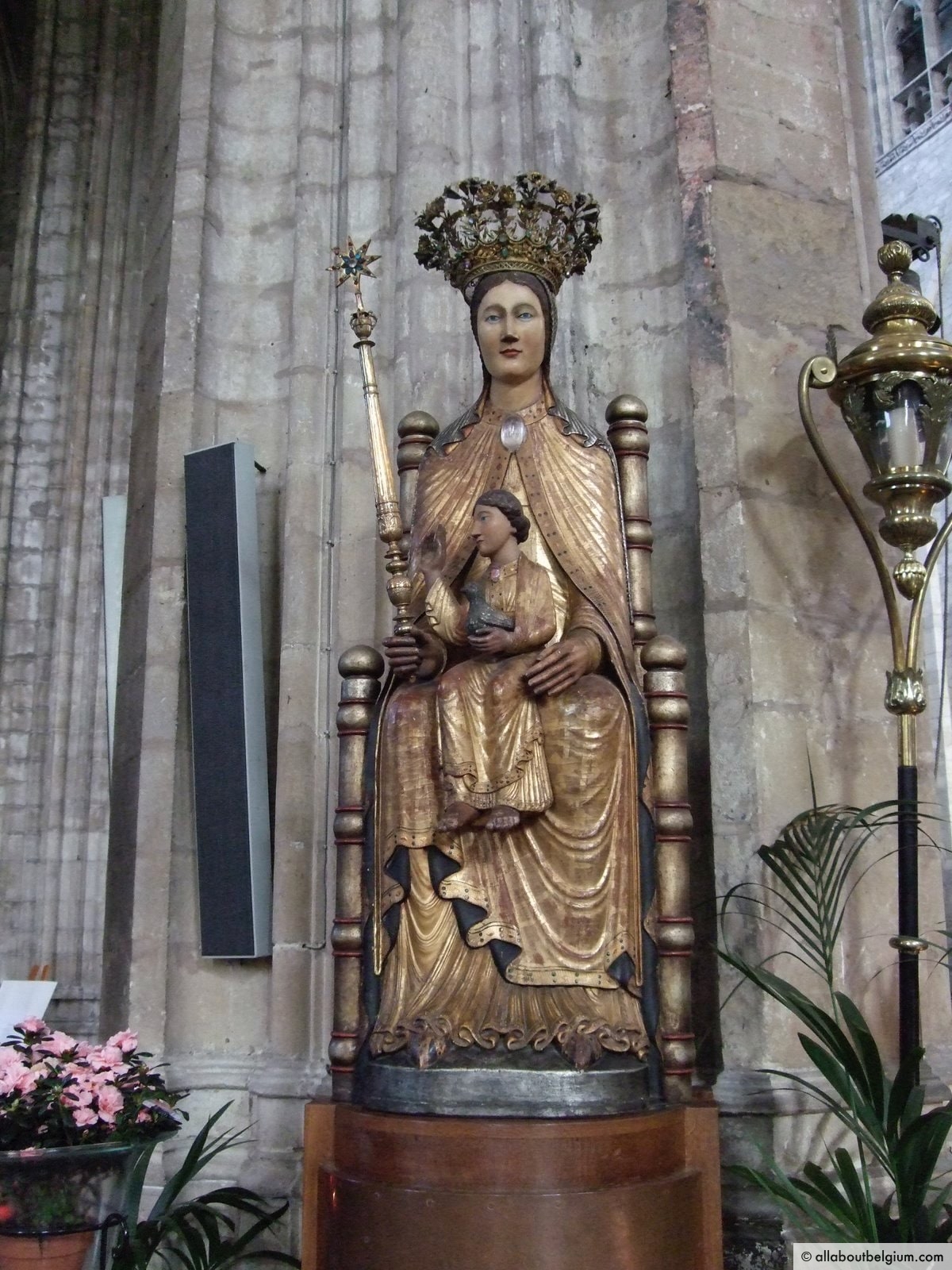 聖母子像はルーヴェン大学のシンボルでもあります。