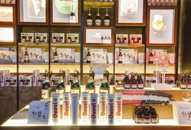 直営店だからこその充実したデュベル製品の品揃え。ビール好きな人へのお土産がきっと見つかります