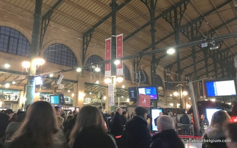 パリ北駅タリスの発着ホーム前は、前後の便の乗客もいるため混在した雰囲気に。