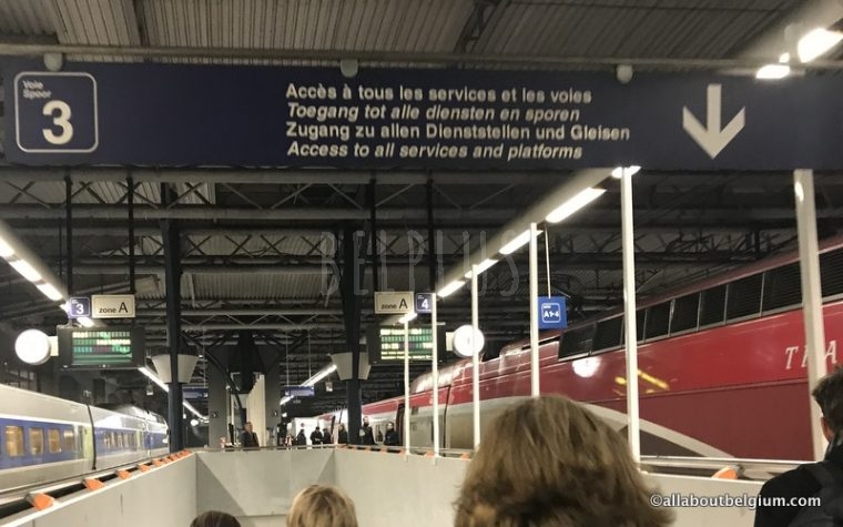 タリスはブリュッセル南駅の一般ホームに到着します。そのまま電車やメトロへの乗り換えも、駅の外に出ることも自由