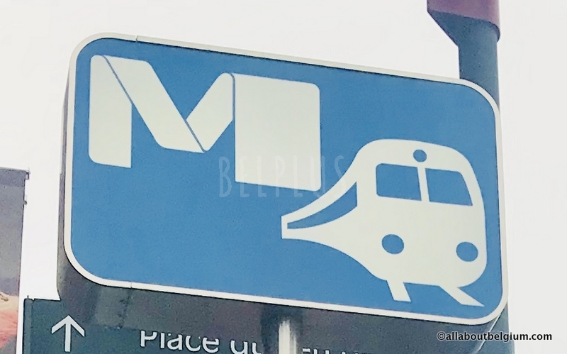 ベルギーではメトロの駅は「M」、鉄道駅は電車のロゴで表示されます。