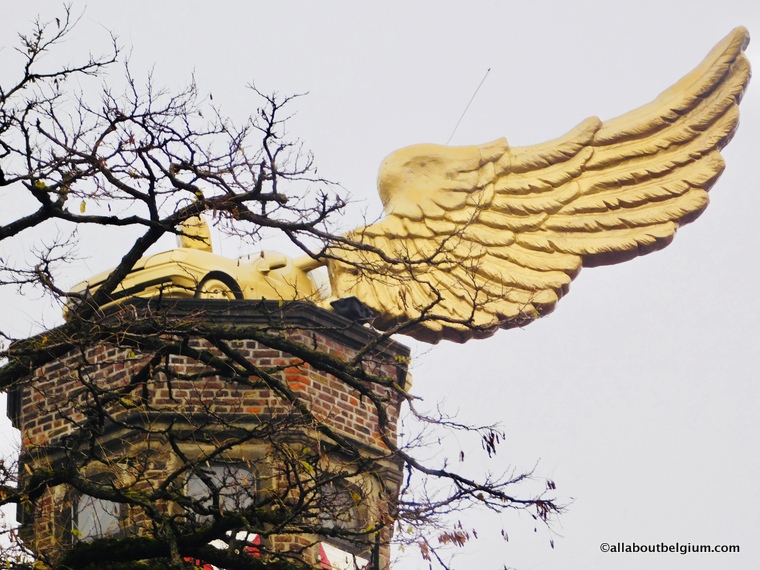 ケルンの塔の上にあった金色の羽のモニュメント。浅草の雲のビルみたい...と思ったのは内緒