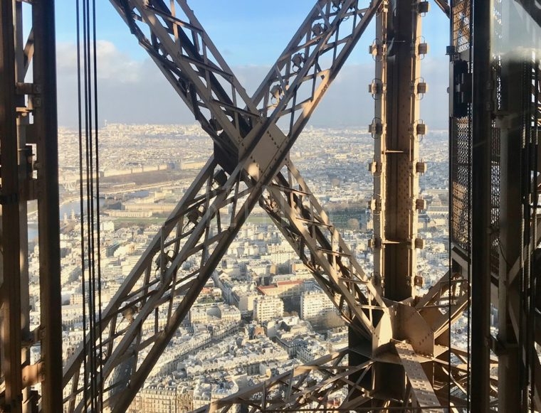 最上階に登る時のエレベータは、鉄の塔の真ん中を一気に登ります。ジェットコースターで上にだんだん上がって行く怖さに似ていました。