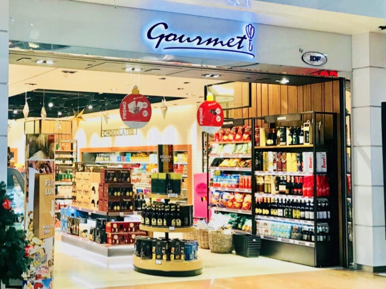 チーズ・ワイン・生ハムなどが一度に買えるグルメ専門ショップもターミナル内に複数あります。