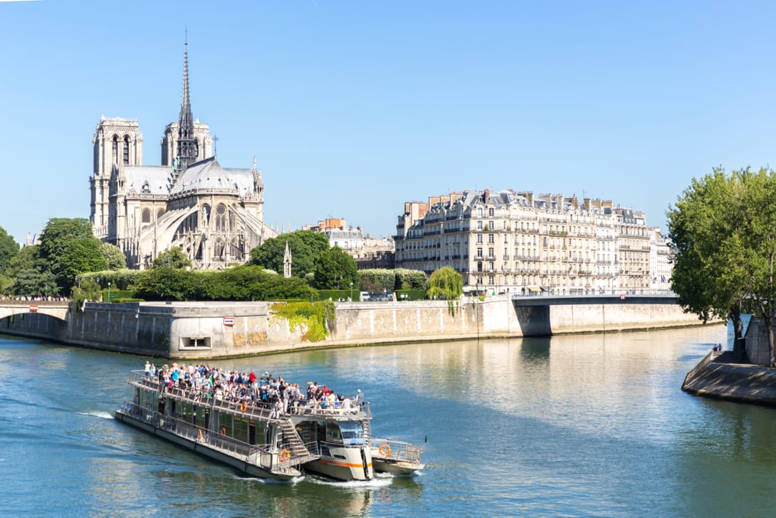 パリの中心部を流れるセーヌ川。クルーズではディナーも楽しめます