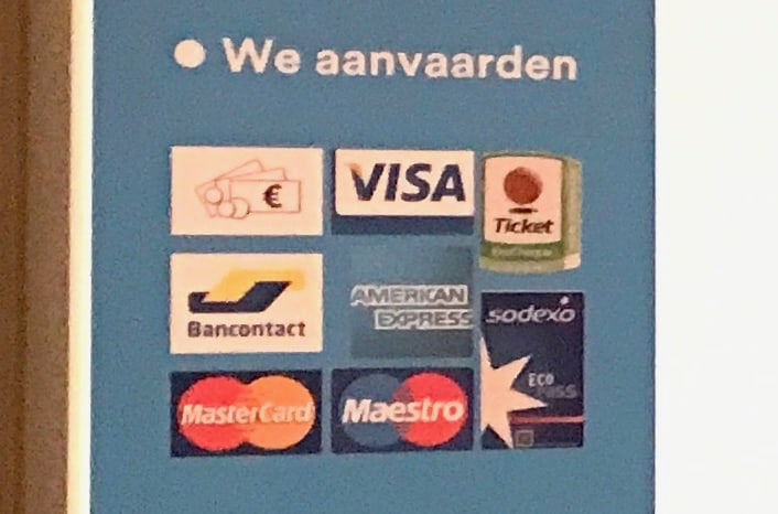 ベルギーの空港で受け付けできるクレジットカードの種類。VISA、マスターカード、AMEXはありますがJCBはありません。