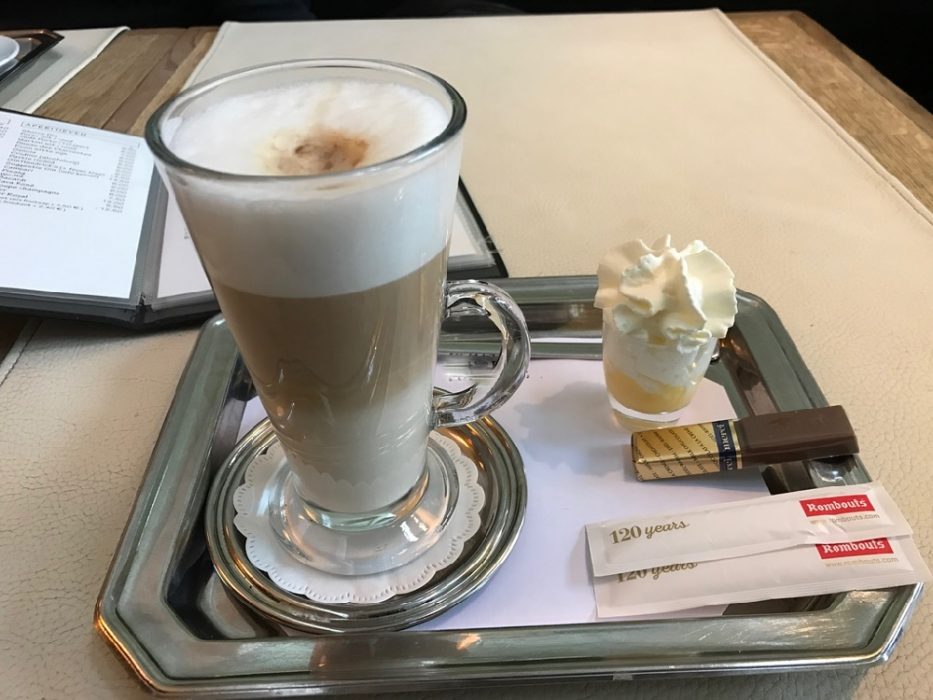 行きつけのカフェで、チョコレート在庫不足によりドイツのチョコが出てきて（チョコの国・ベルギーでは大事件）ショックで撮影。お詫びのクリームが付いてきました。