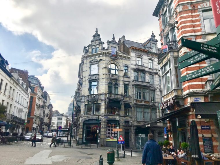 サブロン広場への入り口にある、ピエール・マルコリーニのショップ。ブリュッセルらしい美建築です。マルコリーニは広場内にもう1店あります。