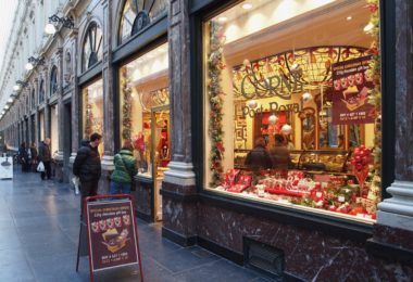 多くの有名ショコラティエが店を構えるギャルリー。店内のランプにもアールヌーヴォーの影響が。