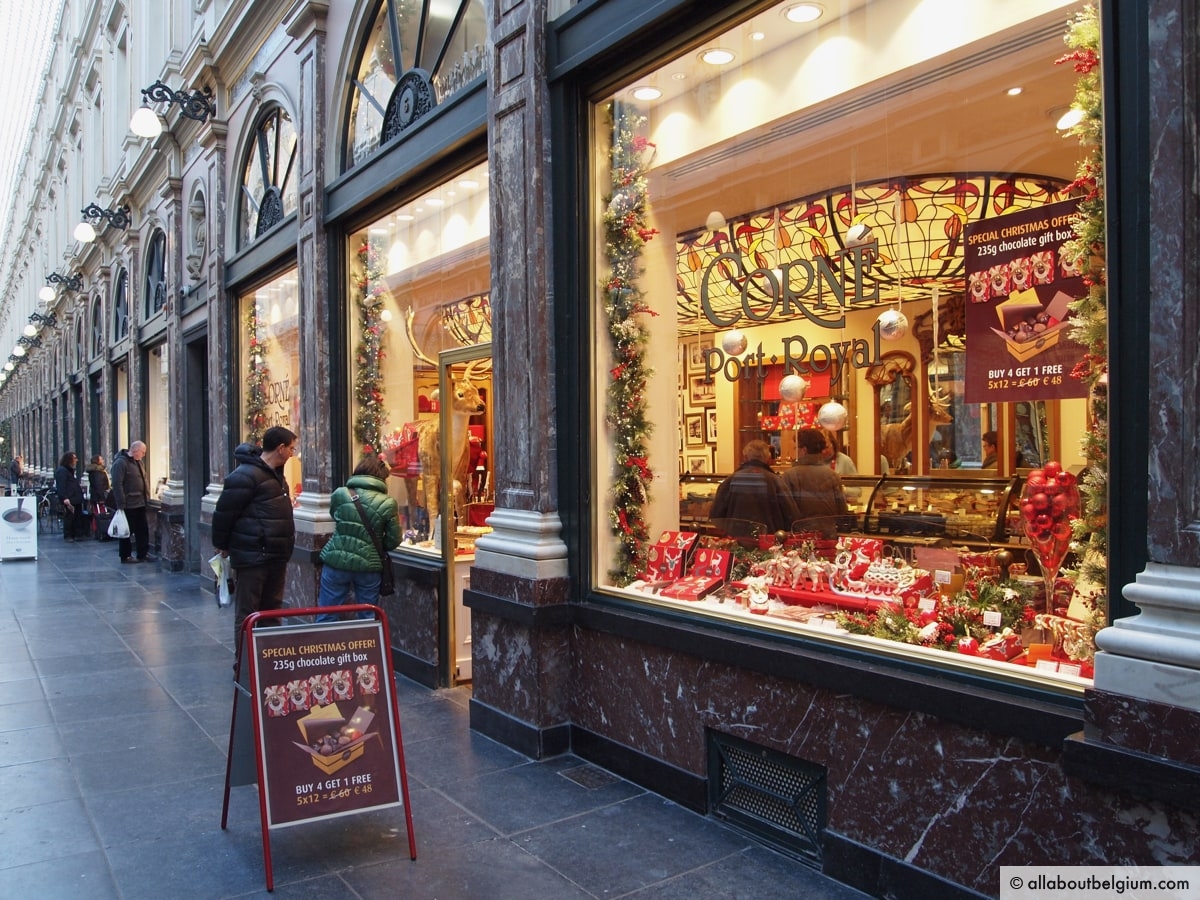 多くの有名ショコラティエが店を構えるギャルリー。店内のランプにもアールヌーヴォーの影響が。