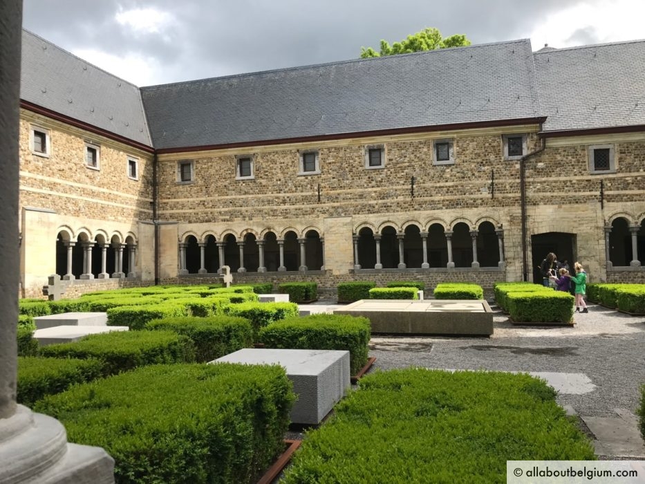 聖母大聖堂から聖遺物博物館へは、中庭を通って行きます。